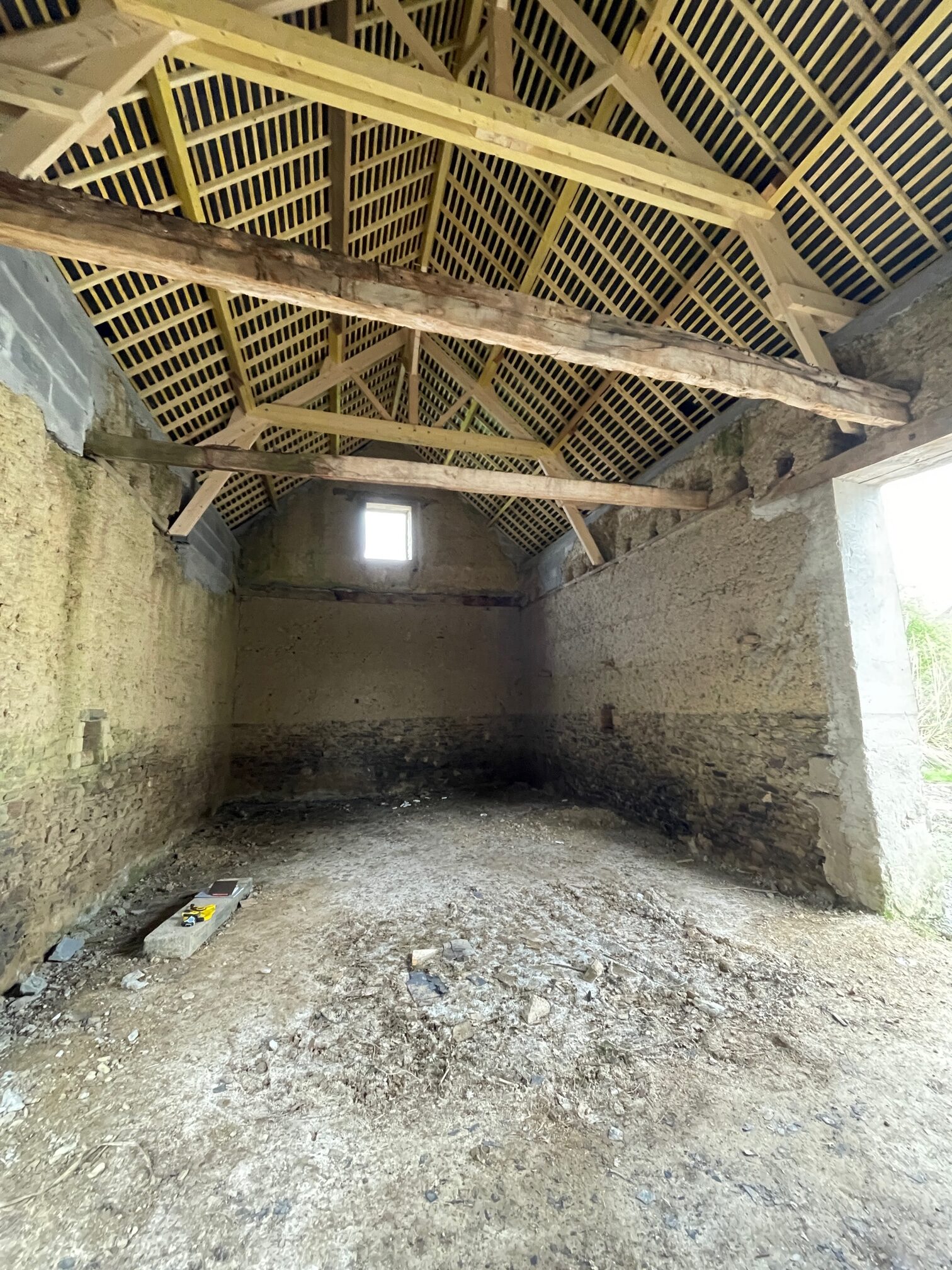 Intérieur de la grange avant réhabilitation