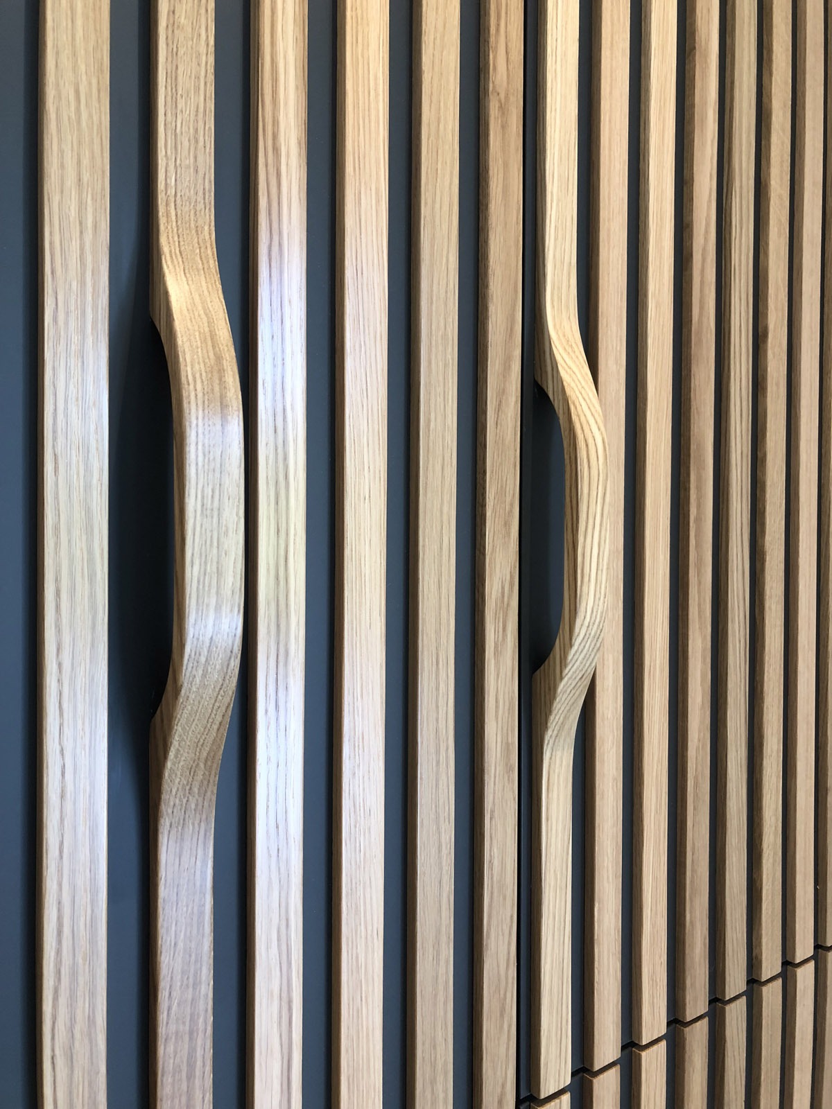 Poignée en bois sur bardage