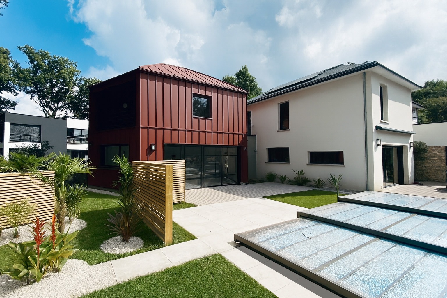 Façade de l'extension d'une maison à Chavagne. Bardage en aluminium.