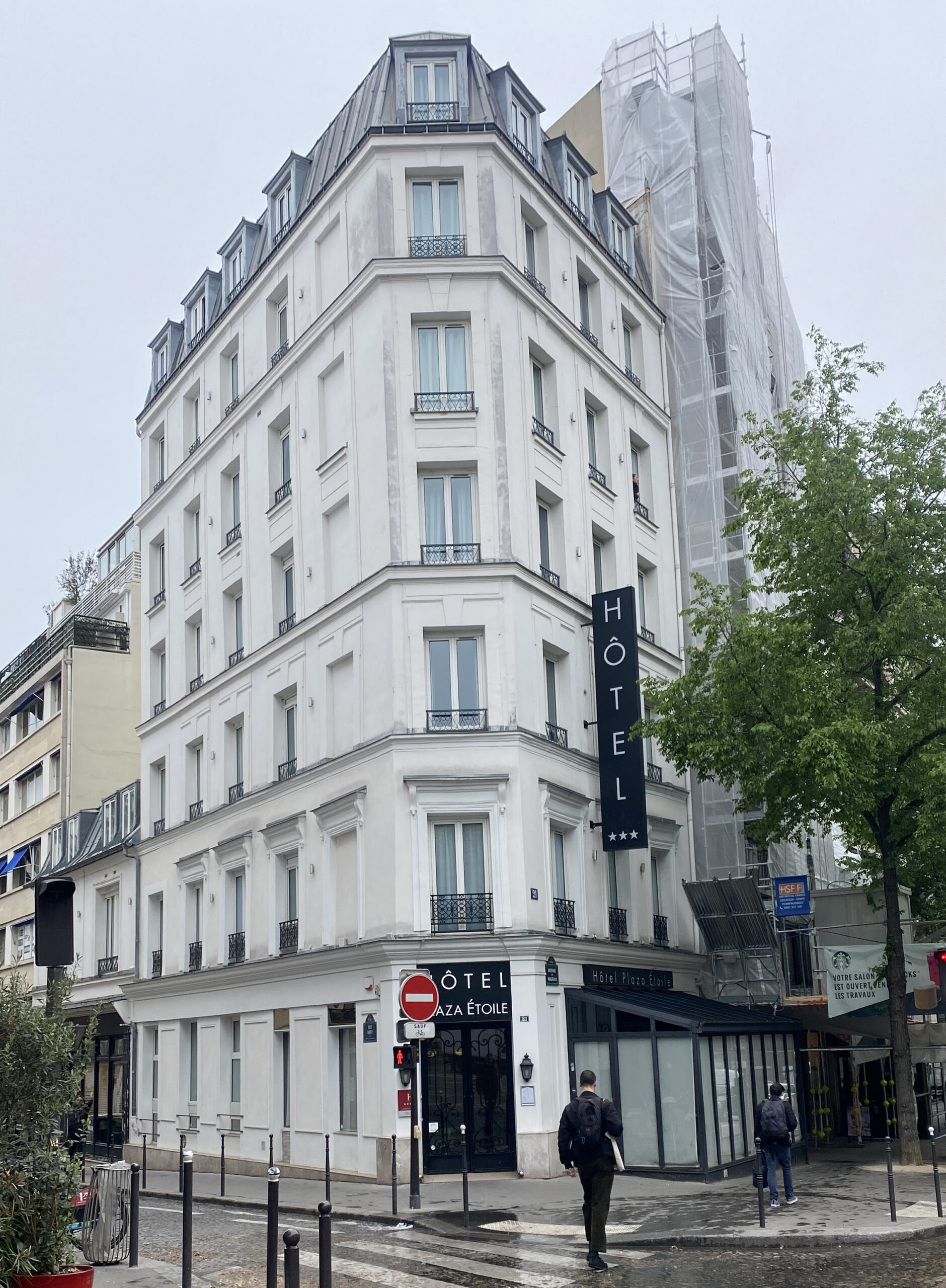 Plan large de la façade de l'hôtel Plaza Etoile à Paris 17émé