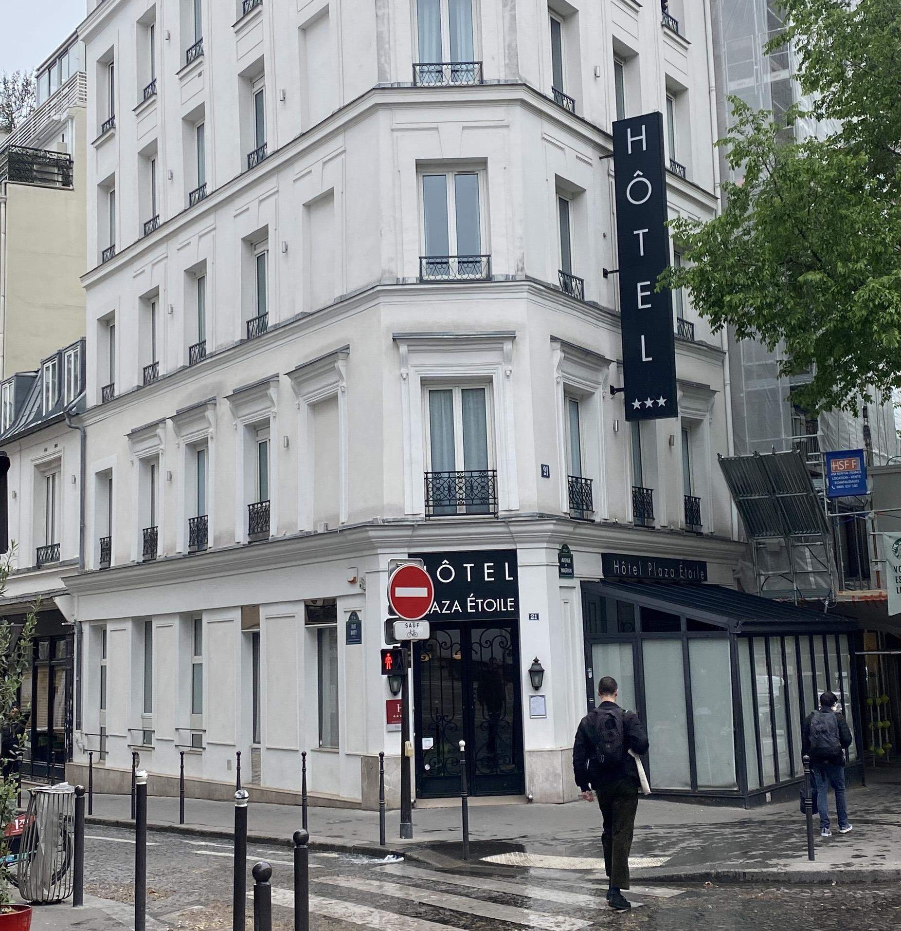 Gros plan sur la façade de l'hôtel Plaza Etoile à Paris 17ème